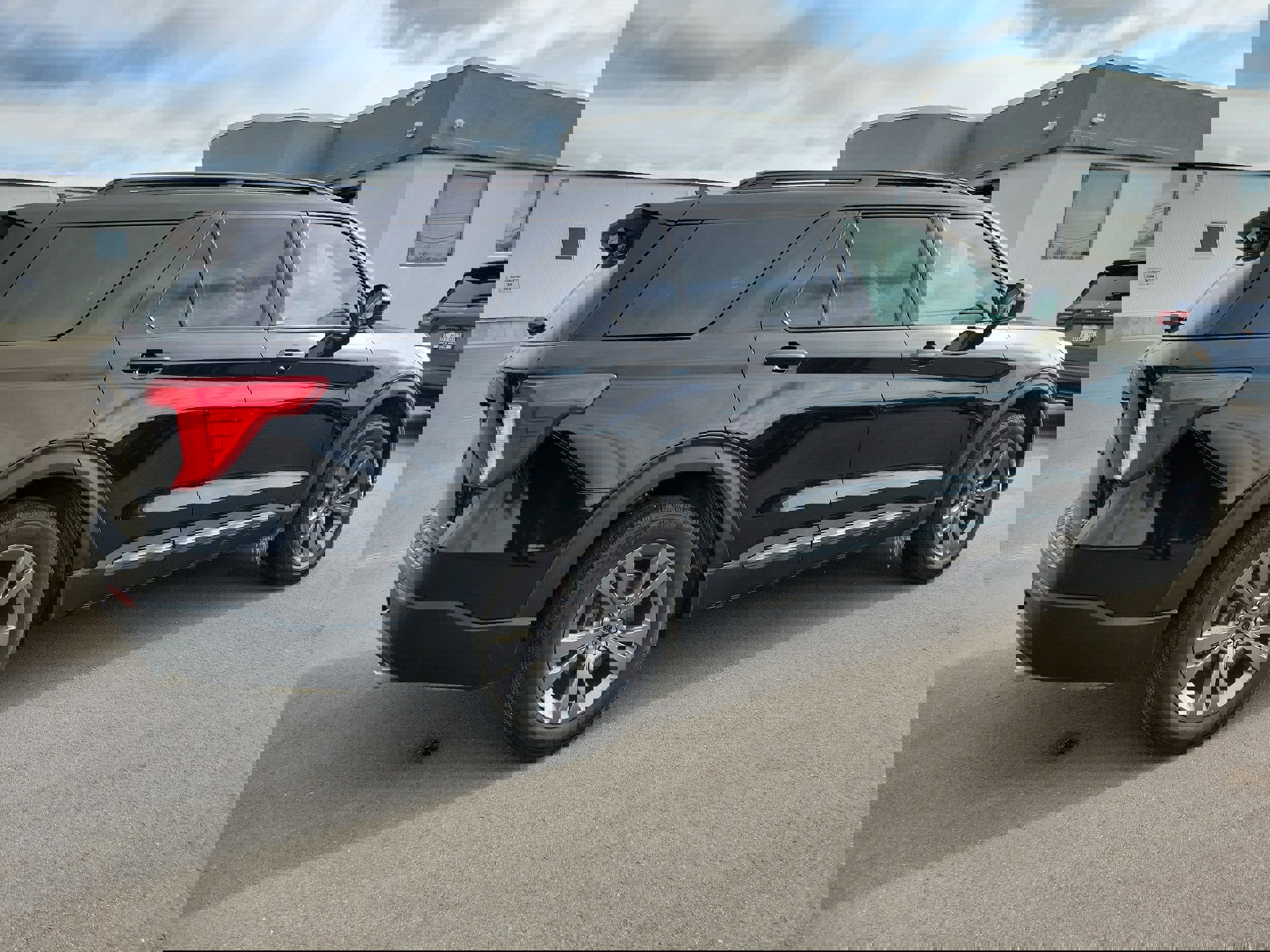 Certified 2023 Ford Explorer XLT w/ Equipment Group 202A image 3