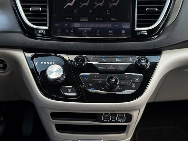 Used 2023 Chrysler Pacifica Touring-L FWD image 24
