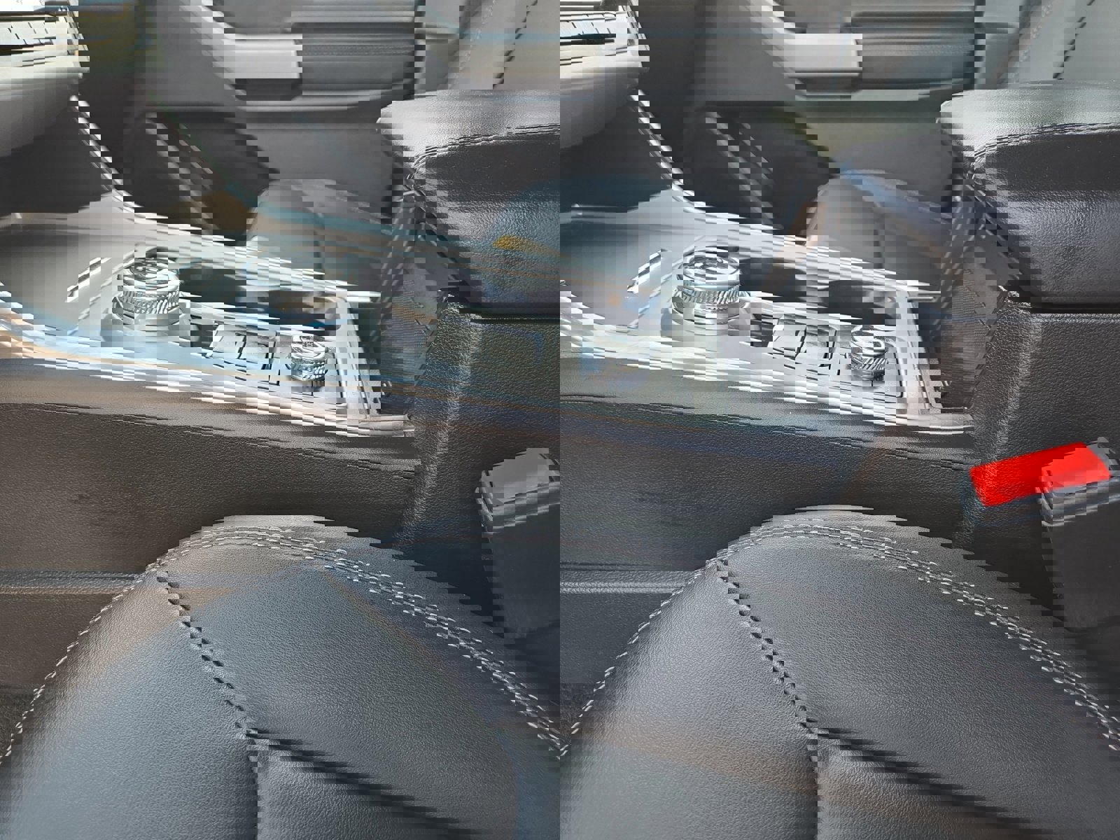 Certified 2022 Ford Explorer XLT w/ Equipment Group 202A image 22