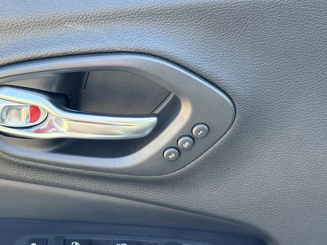 Used 2020 Jeep Cherokee Limited image 24