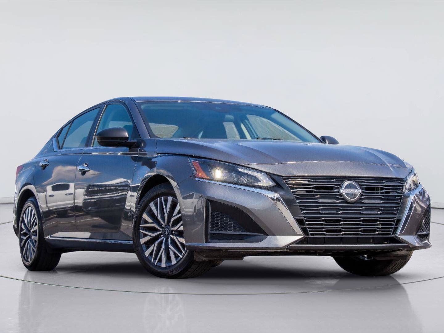 Used 2025 Nissan Altima 2.5 SV FWD image 2