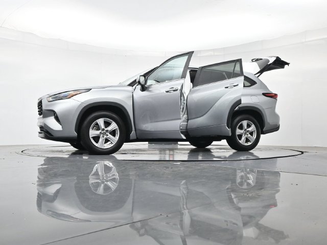 Used 2025 Toyota Highlander LE FWD image 51