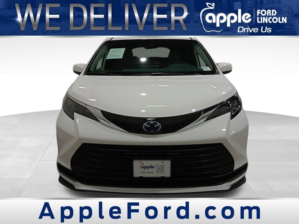 Used 2025 Toyota Sienna LE image 8