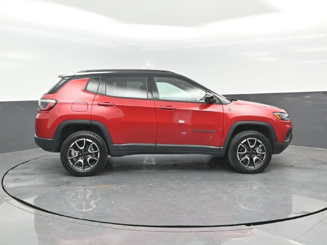 Used 2025 Jeep Compass Trailhawk AWD/4WD image 3