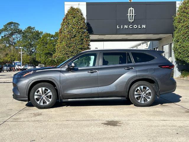 Used 2024 Toyota Highlander XLE image 2