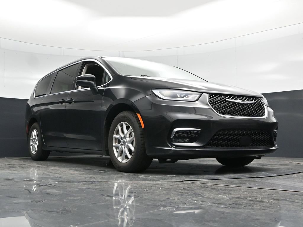Used 2023 Chrysler Pacifica Touring-L FWD image 56
