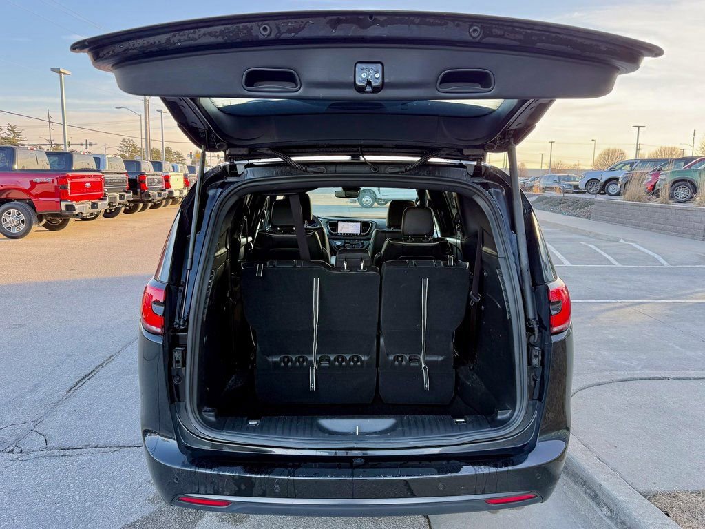 Used 2025 Chrysler Pacifica Limited image 14