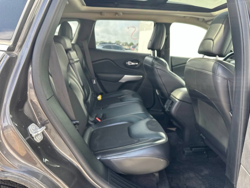 Used 2018 Jeep Cherokee Latitude Plus w/ Comfort/Convenience Group AWD/4WD image 27