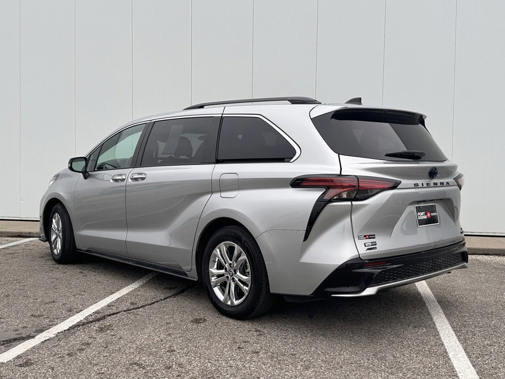 Used 2023 Toyota Sienna XSE image 4