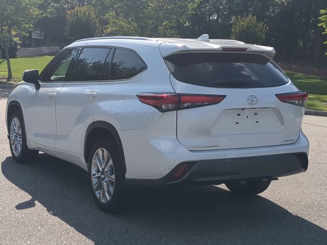 Used 2023 Toyota Highlander Limited FWD image 6