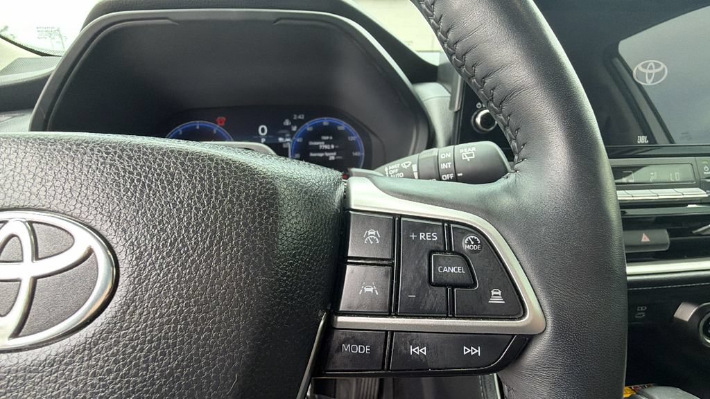 Used 2024 Toyota Grand Highlander AWD image 17