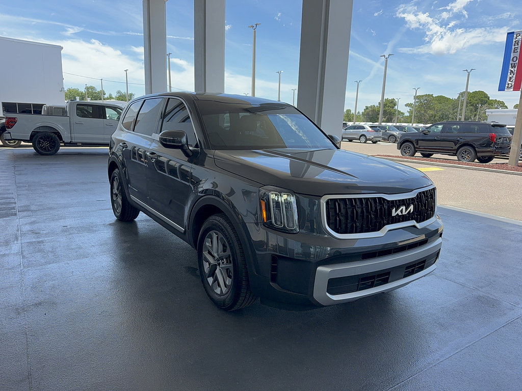 Used 2023 Kia Telluride LX FWD image 4