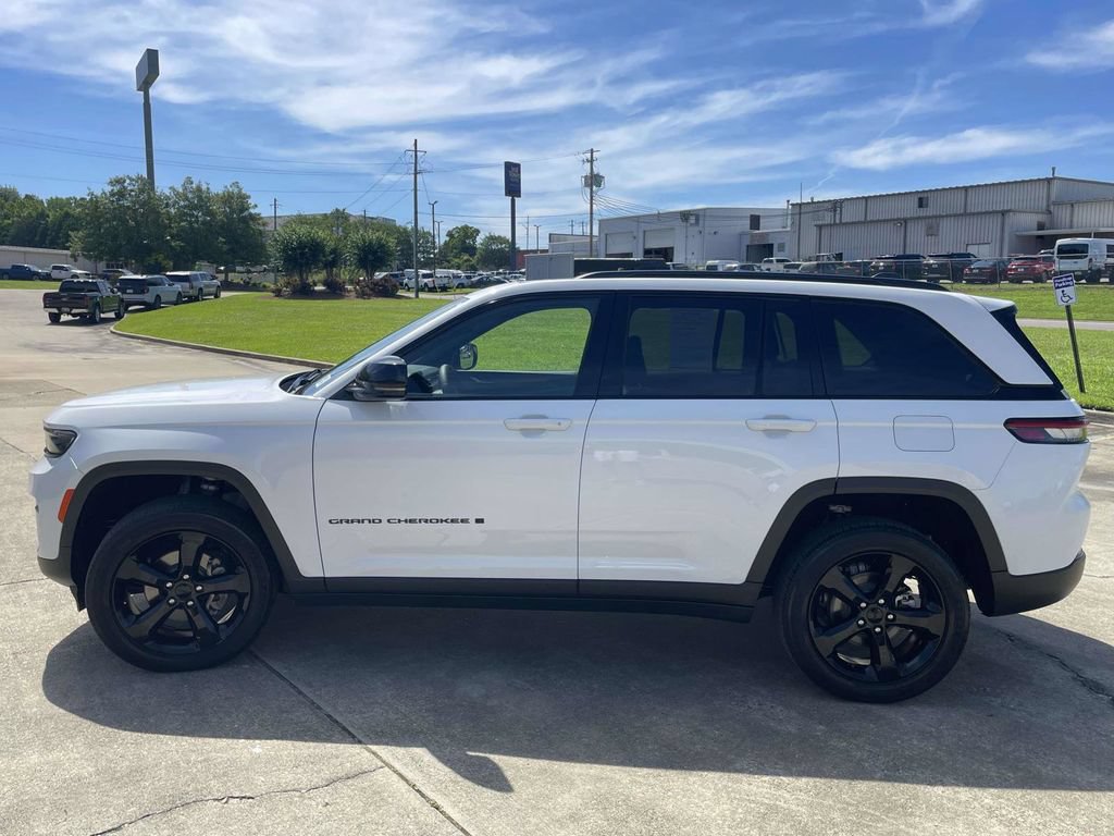 Used 2023 Jeep Grand Cherokee Altitude AWD/4WD image 6