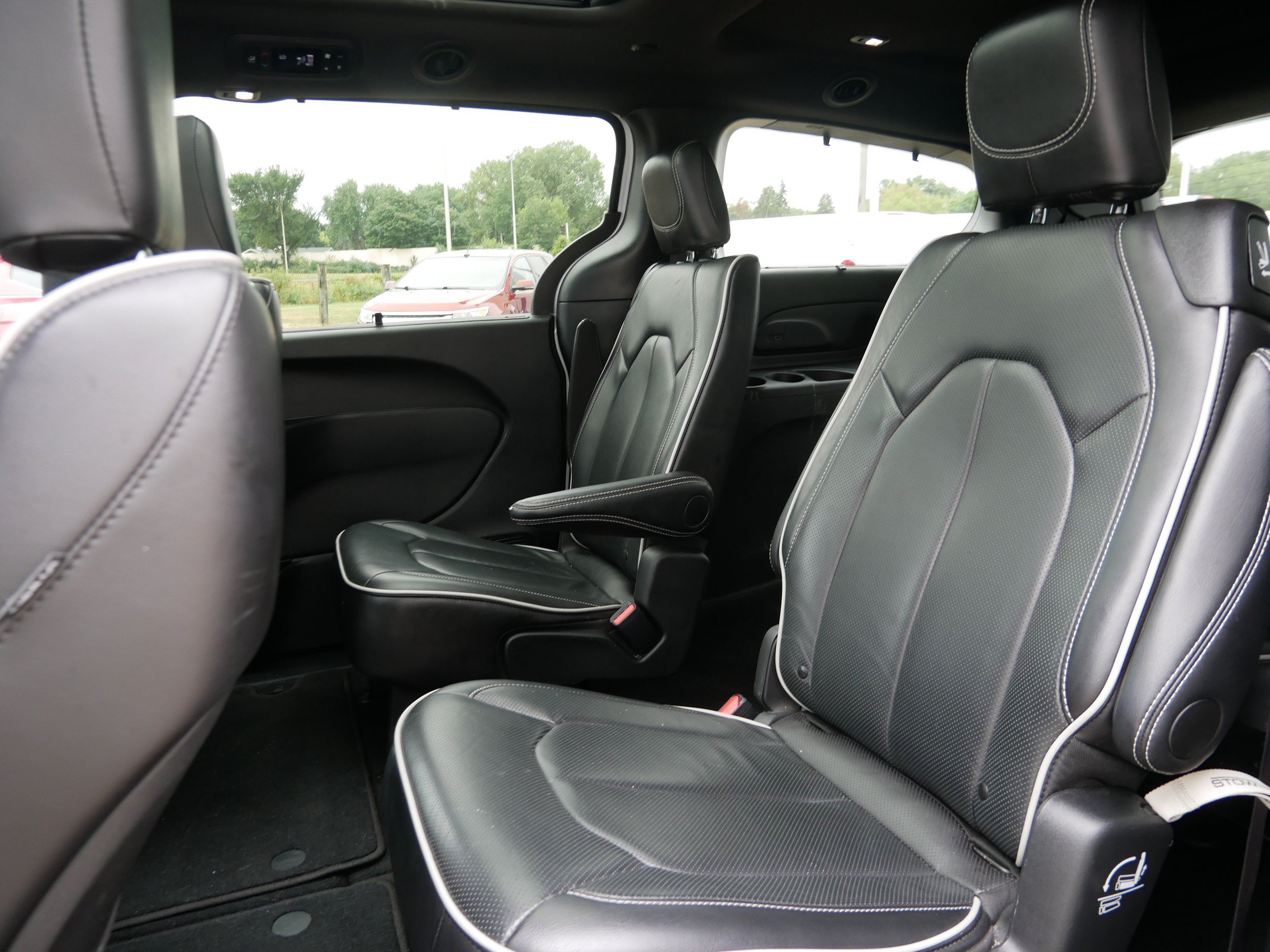 Used 2025 Chrysler Pacifica Limited FWD image 7