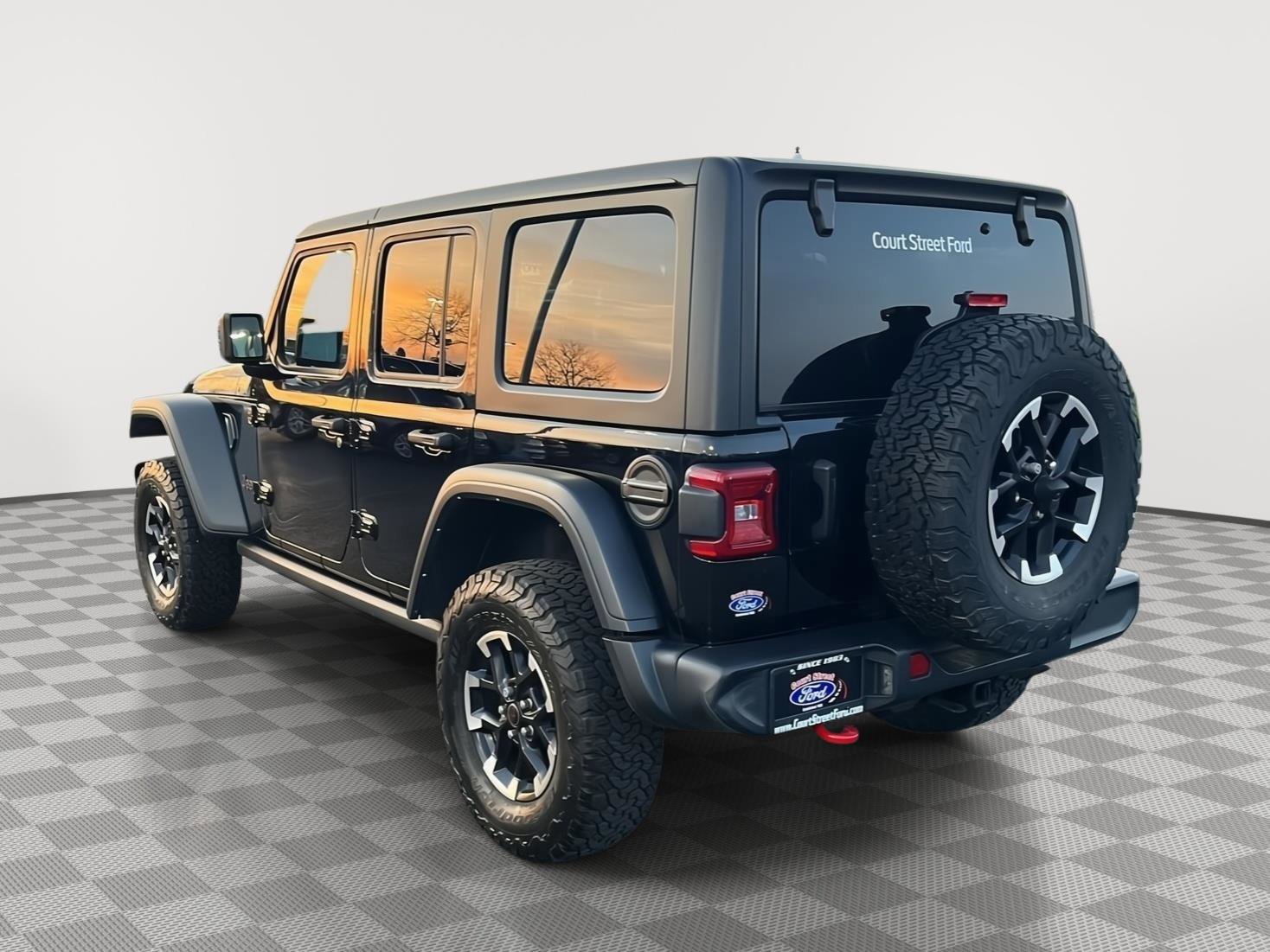 Used 2024 Jeep Wrangler Unlimited Rubicon w/ Convenience Group AWD/4WD image 3