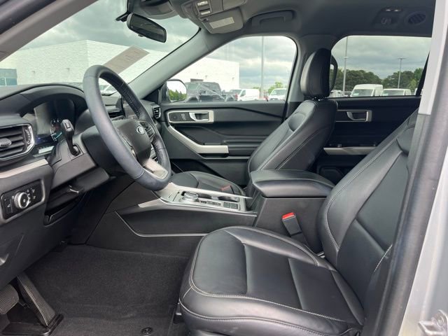 Certified 2023 Ford Explorer XLT w/ Equipment Group 202A RWD image 5