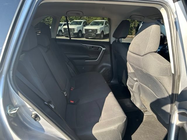 Used 2019 Toyota RAV4 LE FWD image 10