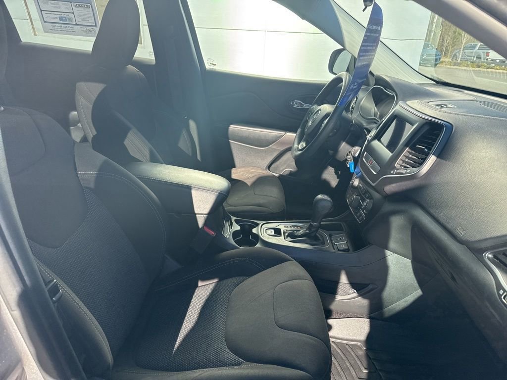 Used 2019 Jeep Cherokee Latitude w/ Popular Appearance Group image 30