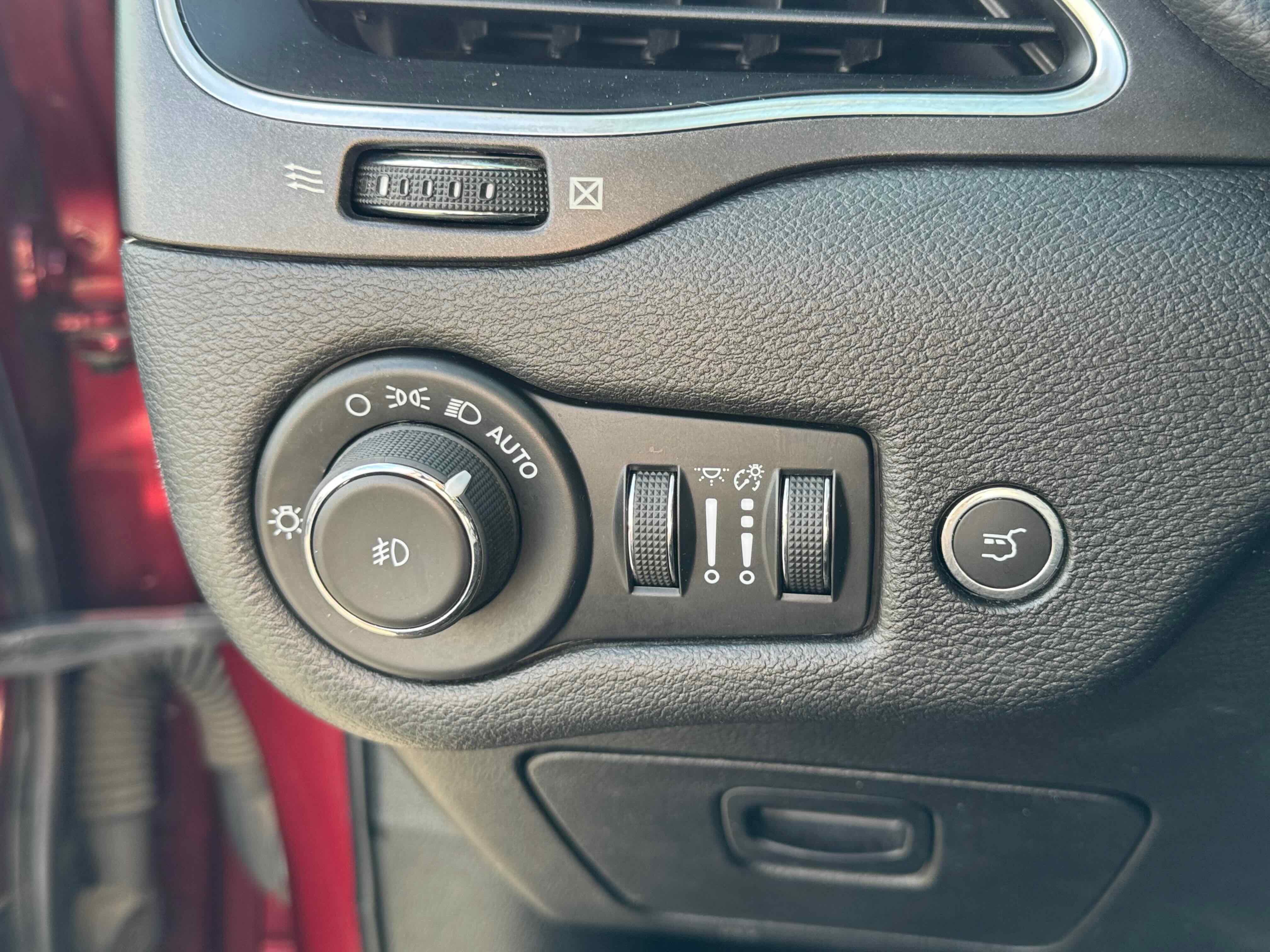 Used 2021 Jeep Cherokee Trailhawk w/ Comfort/Convenience Group image 24