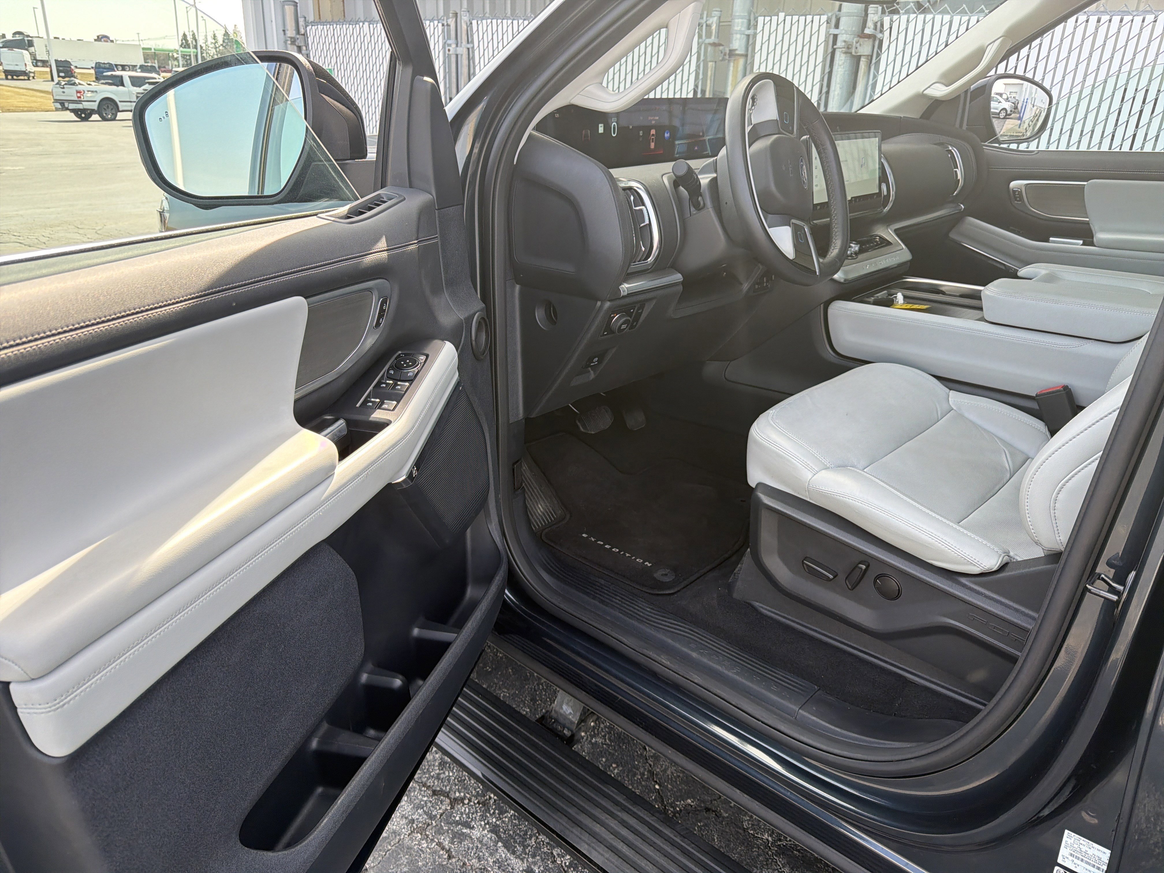 Certified 2025 Ford Expedition Platinum w/ Driver's Package image 27