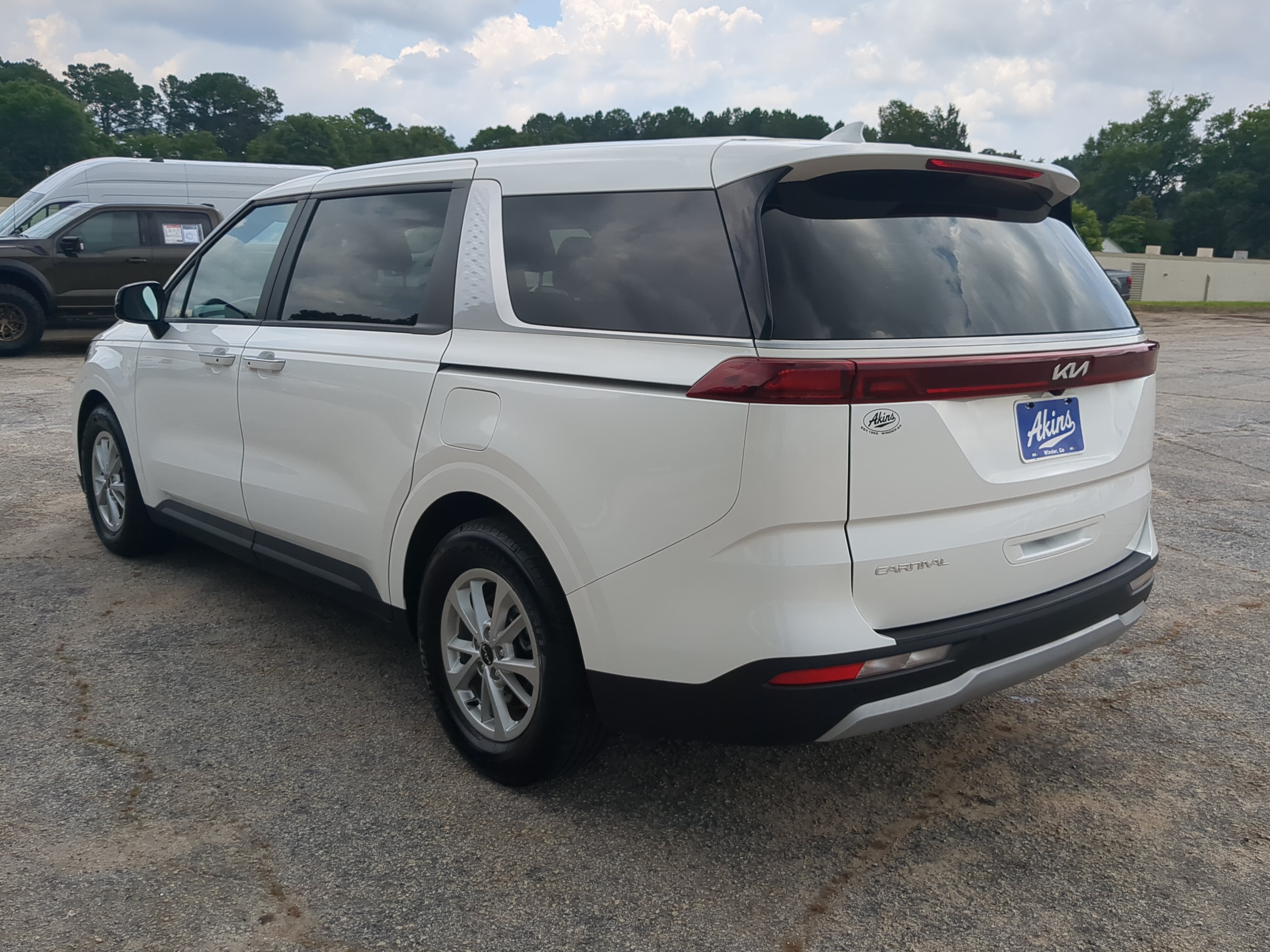 Used 2023 Kia Carnival LX FWD image 5