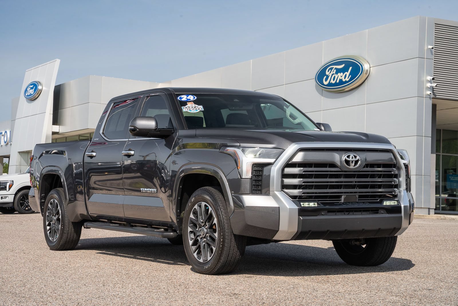 Used 2024 Toyota Tundra Limited w/ Power Package AWD/4WD image 1