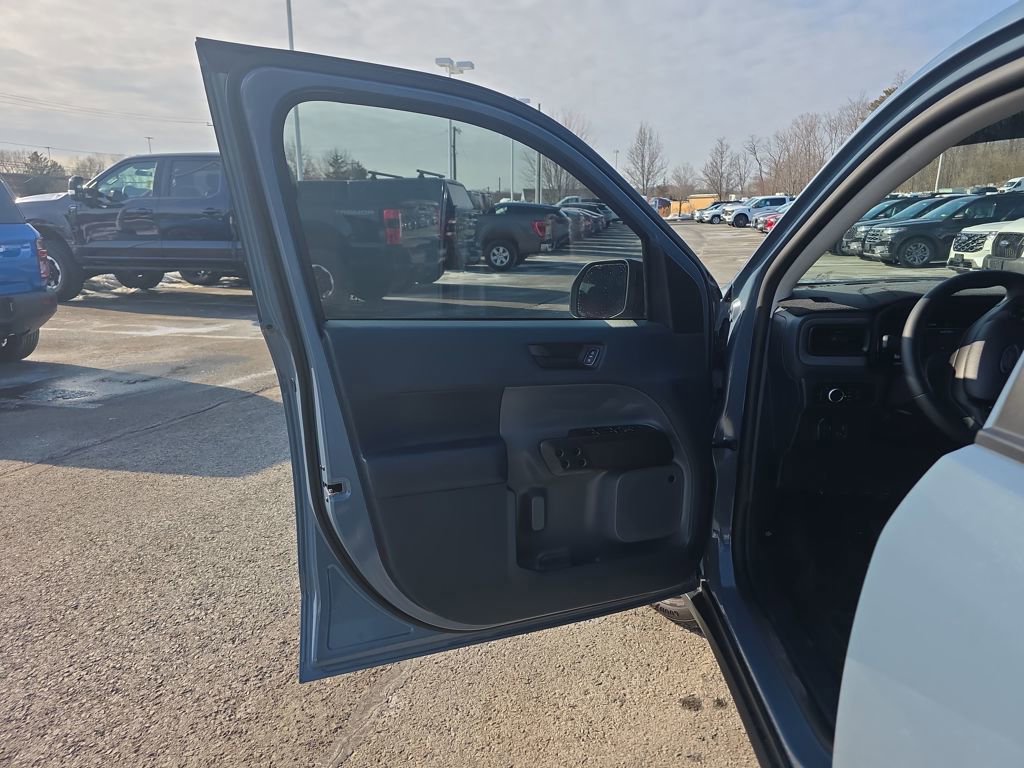 Certified 2025 Ford Maverick Lariat w/ Black Appearance Package image 18