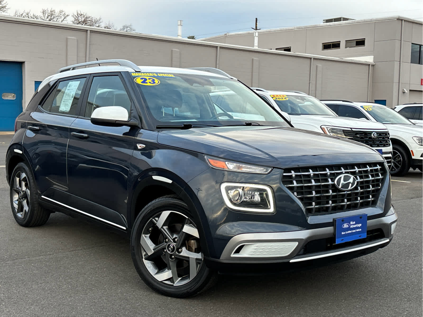 Used 2023 Hyundai Venue Limited image 9