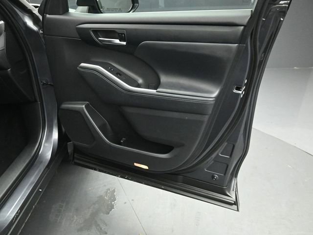 Used 2021 Toyota Highlander XLE AWD/4WD image 34