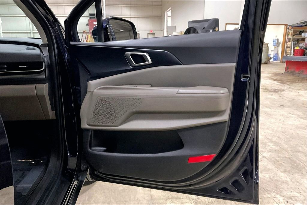 Used 2025 Kia Carnival FWD image 22