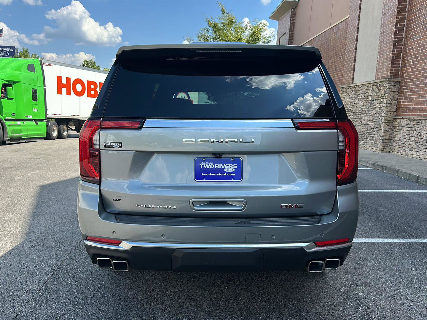 Used 2025 GMC Yukon XL Denali RWD image 4