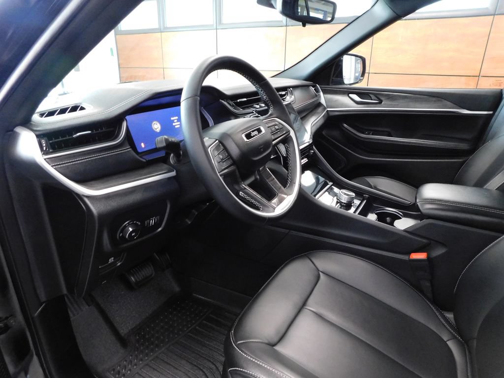 Used 2024 Jeep Grand Cherokee Limited w/ Black Appearance Package AWD/4WD image 14