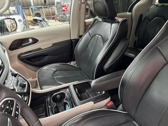 Used 2024 Chrysler Pacifica Limited FWD image 12