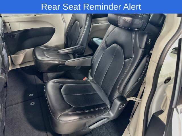 Used 2024 Chrysler Pacifica Touring-L FWD image 18