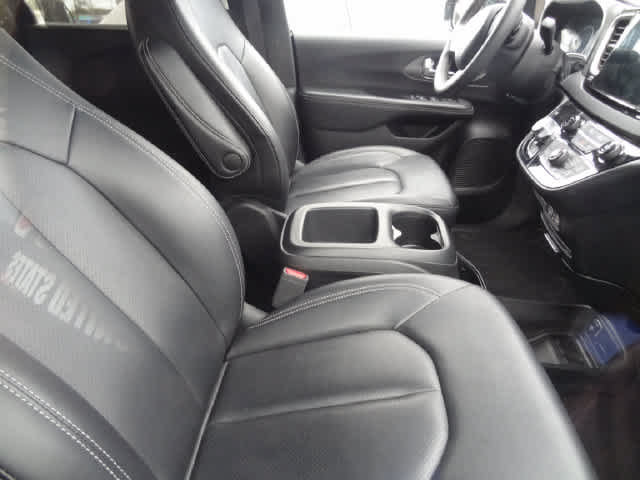 Used 2025 Chrysler Pacifica Select FWD image 9