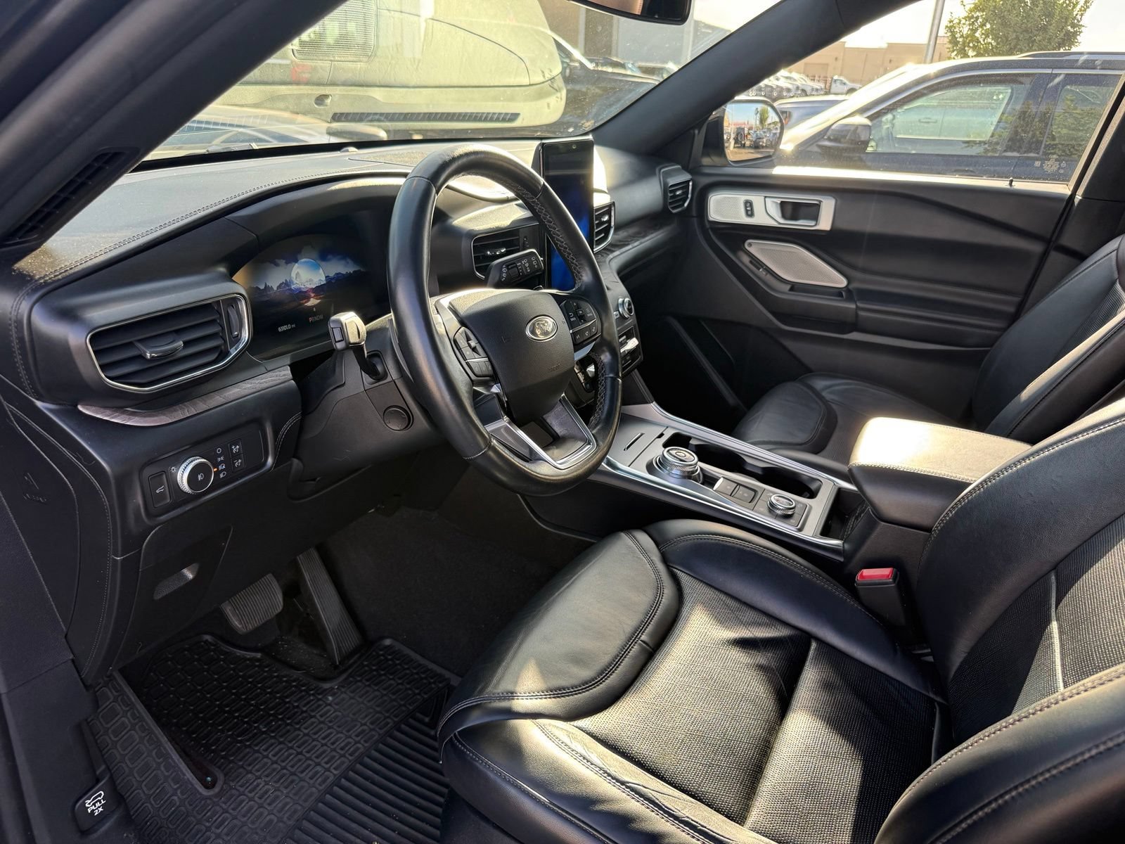 Certified 2020 Ford Explorer Platinum w/ Premium Technology Package AWD/4WD image 3