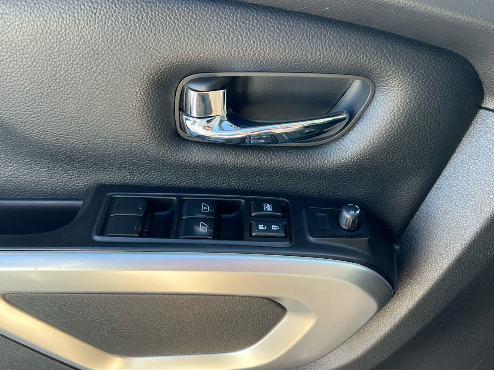 Used 2017 Nissan Titan SV image 30