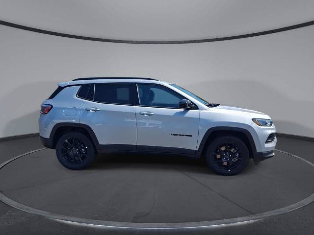 Used 2025 Jeep Compass Latitude w/ Convenience Group AWD/4WD image 9