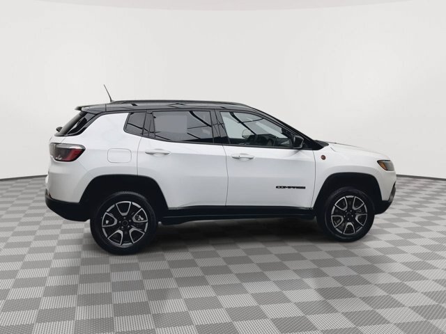 Used 2025 Jeep Compass Trailhawk AWD/4WD image 34