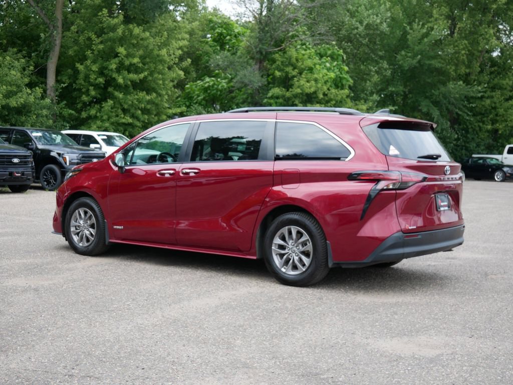 Used 2021 Toyota Sienna XLE w/ XLE Plus Package FWD image 4