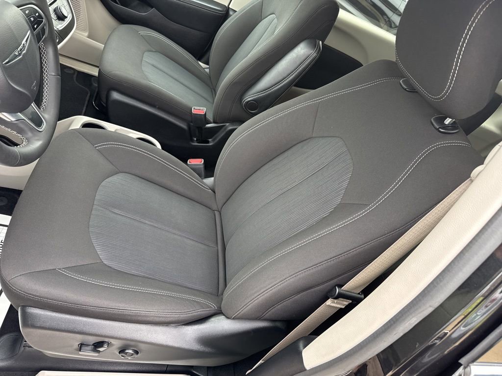 Used 2023 Chrysler Voyager LX image 28