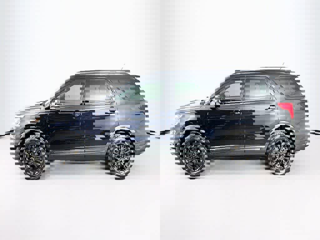 Certified 2019 Ford Explorer XLT w/ Equipment Group 202A image 3