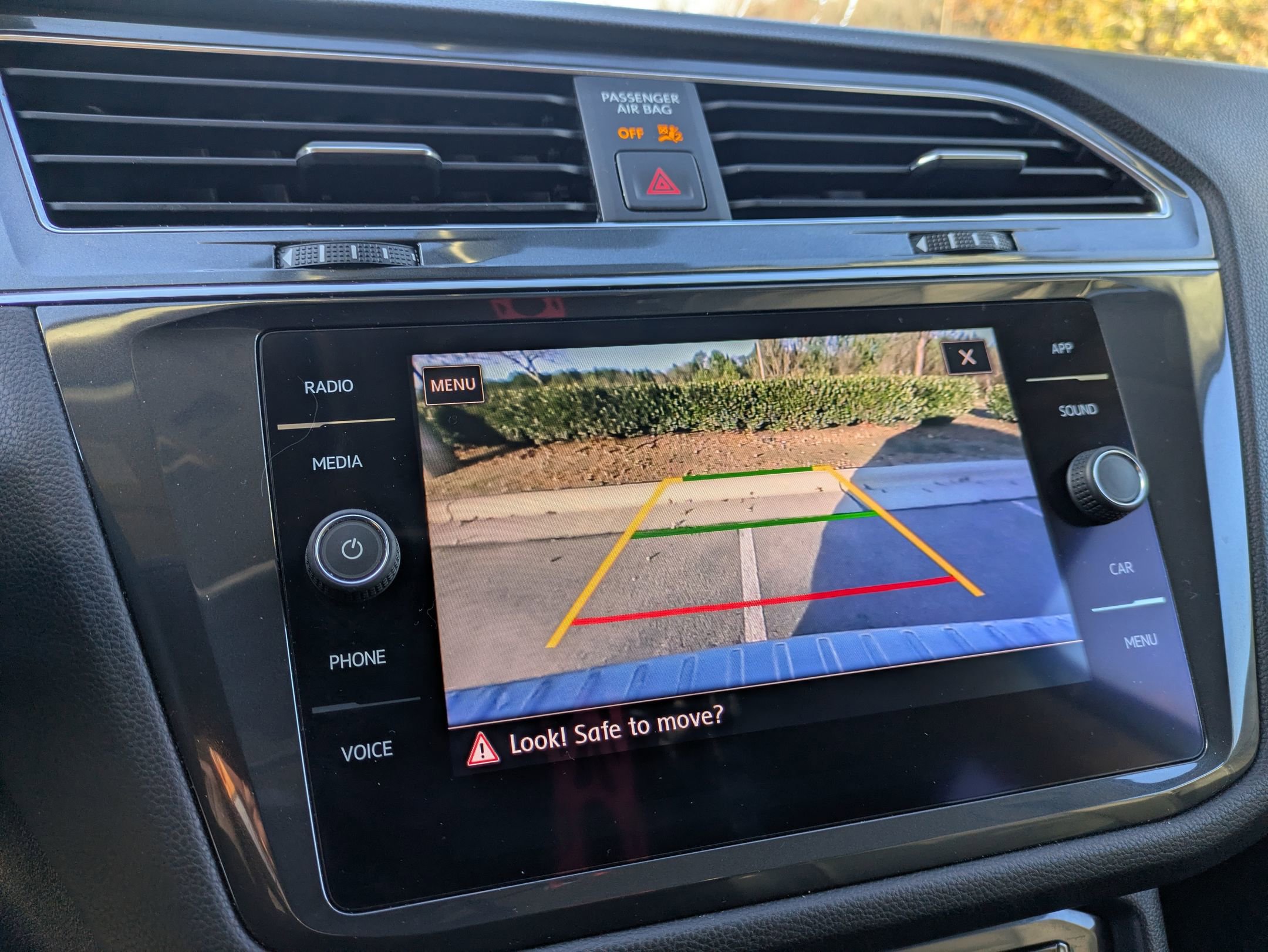 Used 2020 Volkswagen Tiguan SE image 23