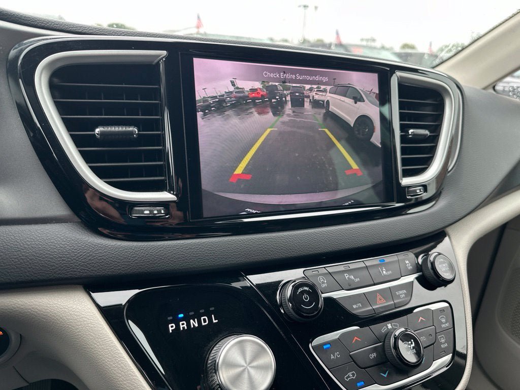 Used 2023 Chrysler Pacifica Touring-L FWD image 19