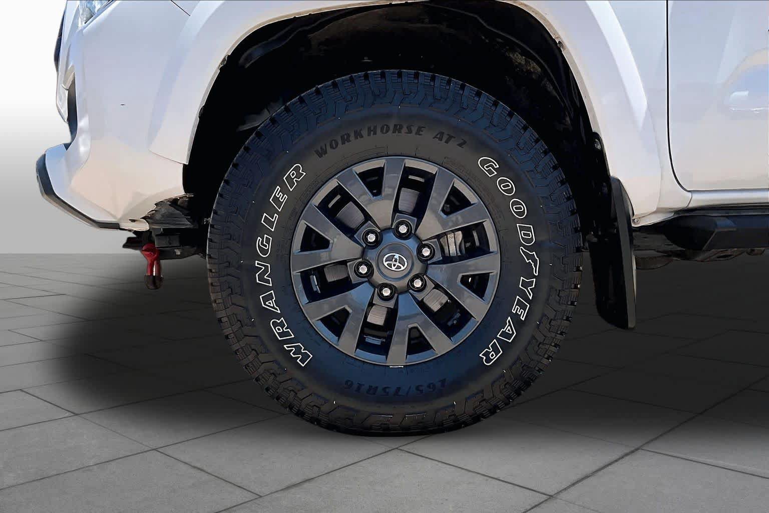 Used 2022 Toyota Tacoma SR5 RWD image 11