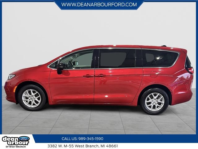 Used 2024 Chrysler Pacifica Touring-L FWD image 5