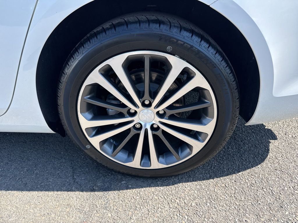 Used 2018 Buick Regal Essence w/ Sights and Sounds Package FWD image 10