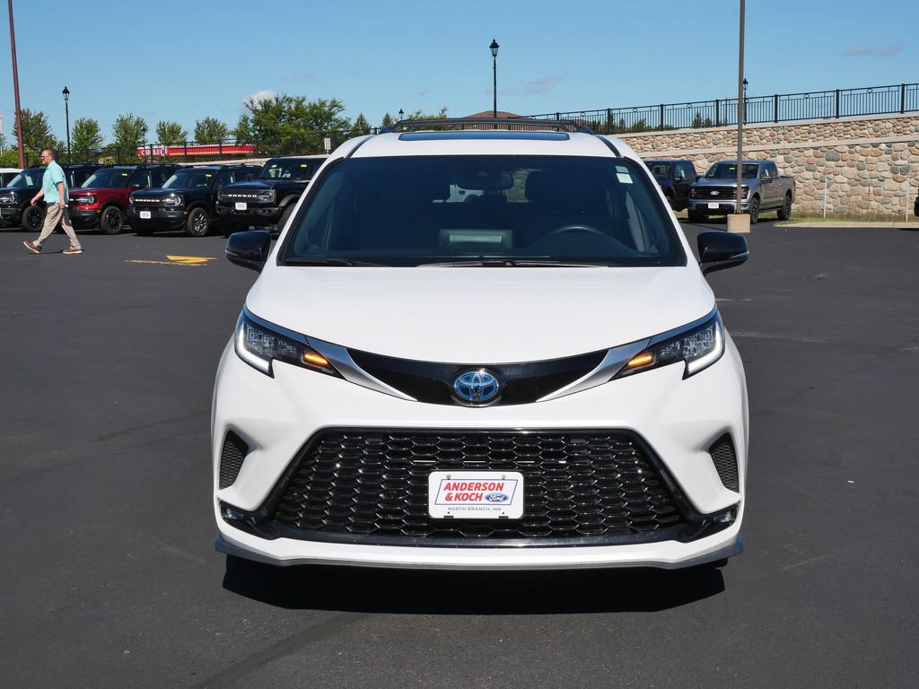 Used 2023 Toyota Sienna XSE AWD/4WD image 3