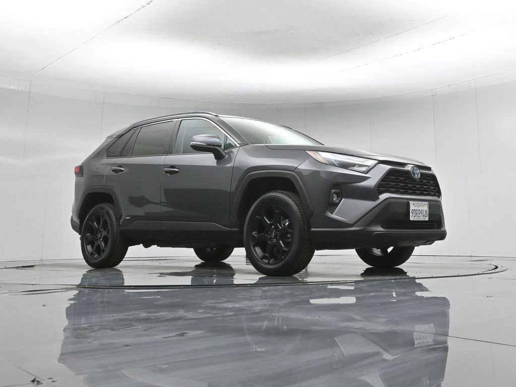 Used 2022 Toyota RAV4 XLE Premium image 2