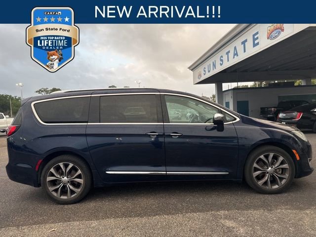 Used 2017 Chrysler Pacifica Limited image 2